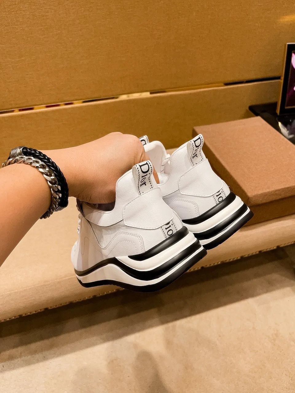 Men's shoes💰 420💰🔥[Dior]🔥High-end brand of men's shoes official website 1:1 latest masterpiece: the upper is made of Italian imported first-layer cowhide with a comfortable and breathable lining➕original non-slip and wear-resistant outsole🔥, making walking more convenient and comfortable! An exclusive new model, a stunning work, a beautiful 1:1 replica [color] compared to the official quality! Create a fashionable personality to set off your uniqueness! A must-have for trendy men! Classic🔥Size: Male 38-44 2⃣️colors available🔥